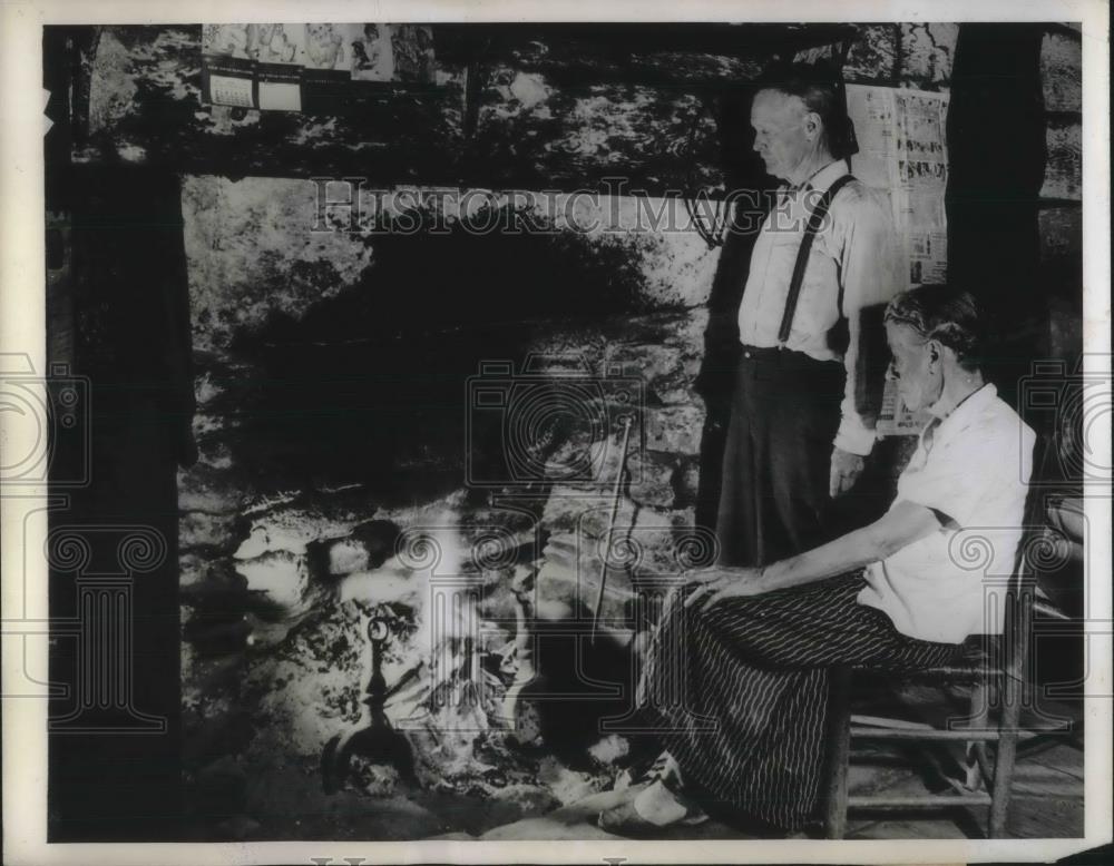 1944 Press Photo Keepers Mr &amp; Mrs.Hampton Owen and of the 1790 fire on Morris. - Historic Images