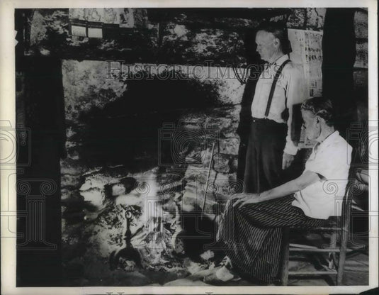 1944 Press Photo Keepers Mr & Mrs.Hampton Owen and of the 1790 fire on Morris. - Historic Images