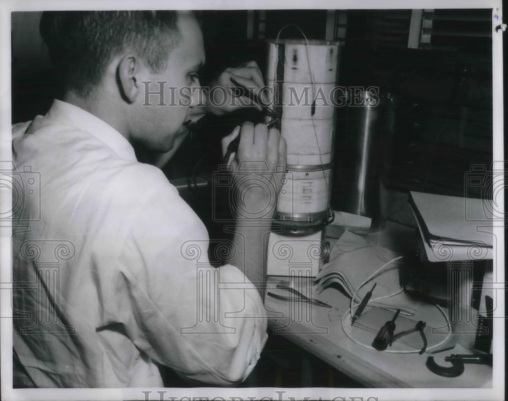 1959 Press Photo Don Enemeark Guidance Control Laboratory Army Ballistic Missile - Historic Images