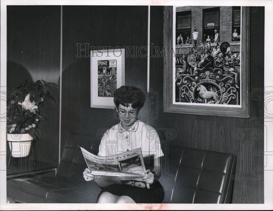 1964 Press Photo A Lady reading a newspaper at the Community Hospital - Historic Images