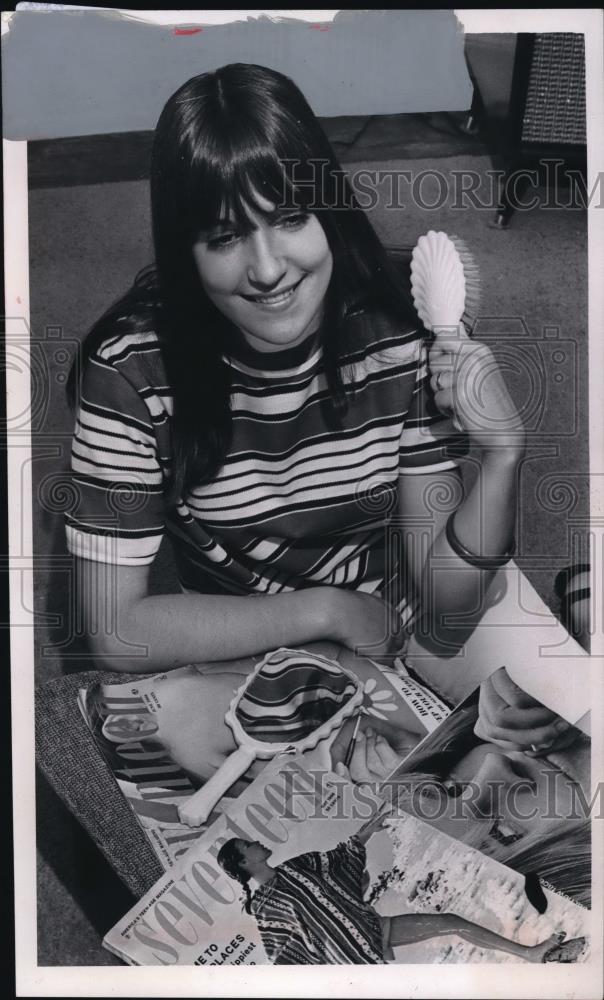 1966 Press Photo Sandy Zdanowiez looking at some magazines. - Historic Images