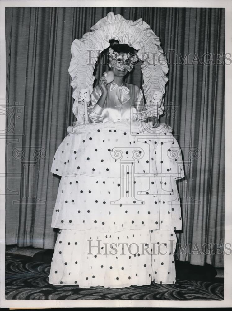 1960 Press Photo Catchi Willis artists/models ball in M.Y. - Historic Images