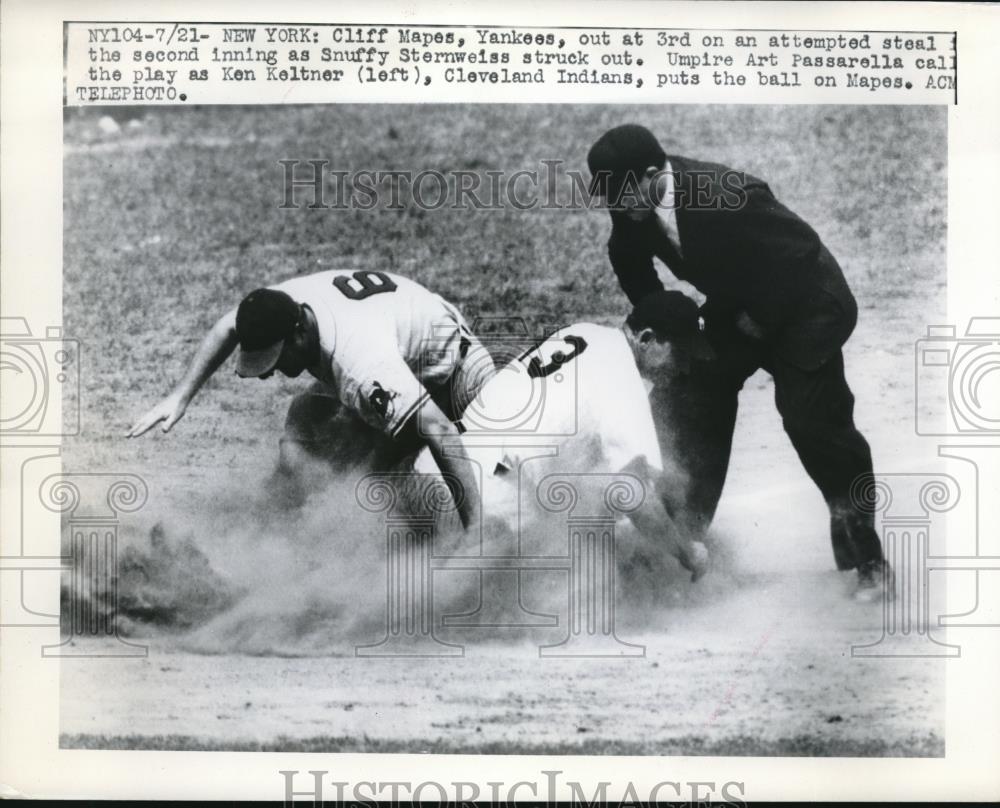 1948 Press Photo Yankee Cliff Mapes attempts a steal against Cleveland Indians - Historic Images