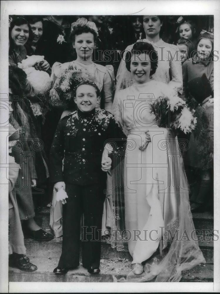 1942 Press Photo Pvt Reginal Russell Smallest British Soldier Marrying Alanna Fu - Historic Images