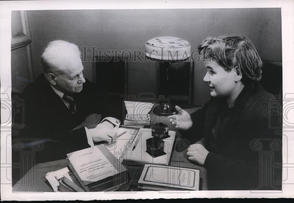 1948 Press Photo Soviet Housewife Alexandra Perova Meets With Moscow Attorney - Historic Images