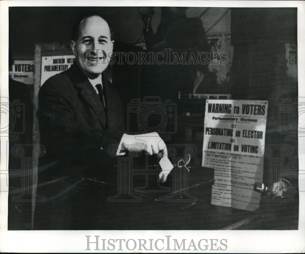 1969 Press Photo Terence O&#39;Neil casts his ballot at Ballymena, County Antrim - Historic Images