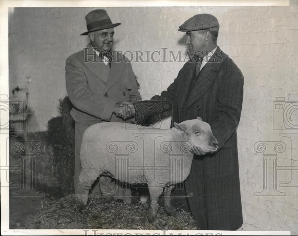 1932 Press Photo Lamb Chosen as grand champion with Samuel Breese and J.C Andrew - Historic Images