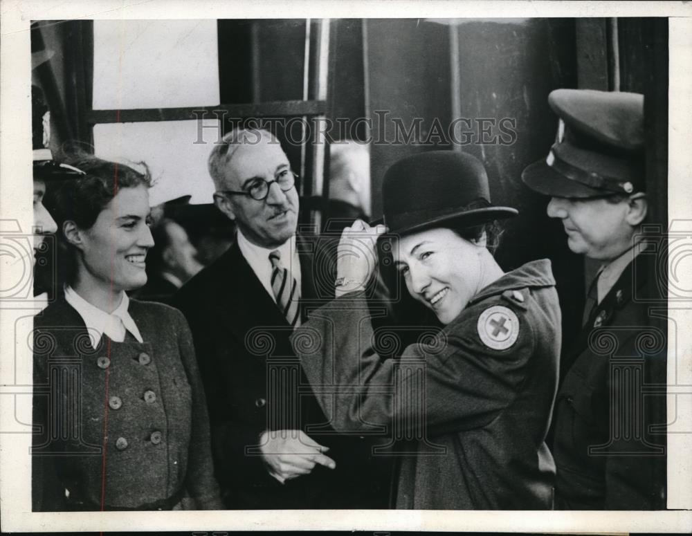 1942 Press Photo London, Louise Wood visits Houses of Parliament, Sir Ed Campbel - Historic Images