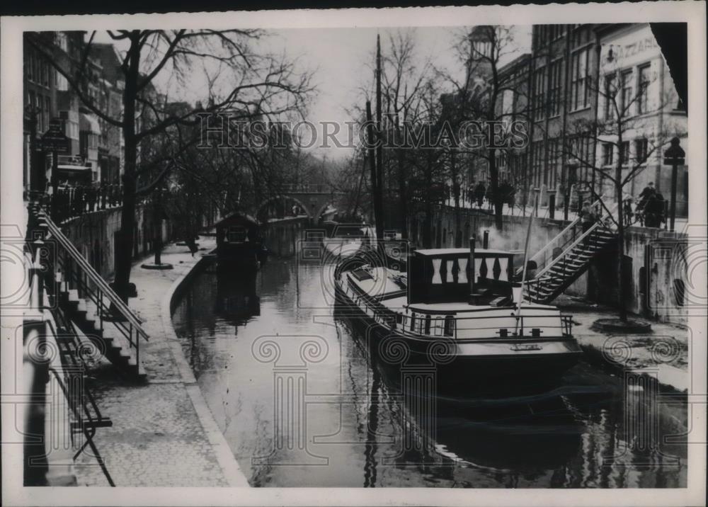 1939 Press Photo Utrech, Holland a canal barge in flooded area - Historic Images