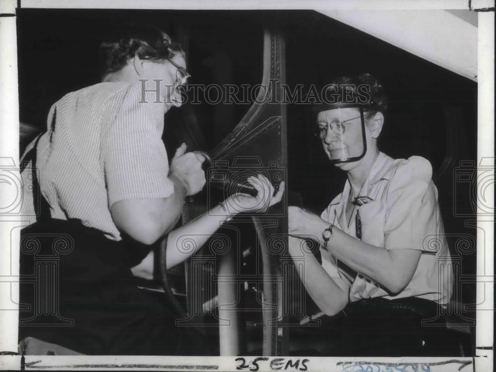 1943 Press Photo Women working in a factory - nec50418 - Historic Images