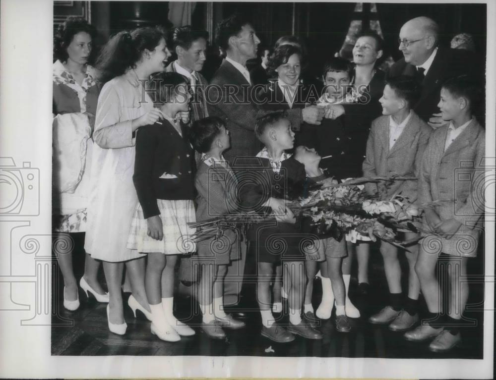 1961 Press Photo France Gosselin Honored as Father of Year by Georges Duhamel - Historic Images