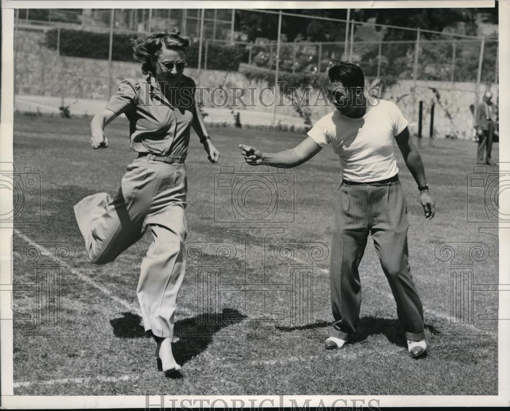 1940 Press Photo Terry Menuis Would Be Lady Coopper Displays Running Speed - Historic Images