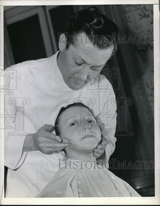 1942 Press Photo Face massage - nec47439 - Historic Images