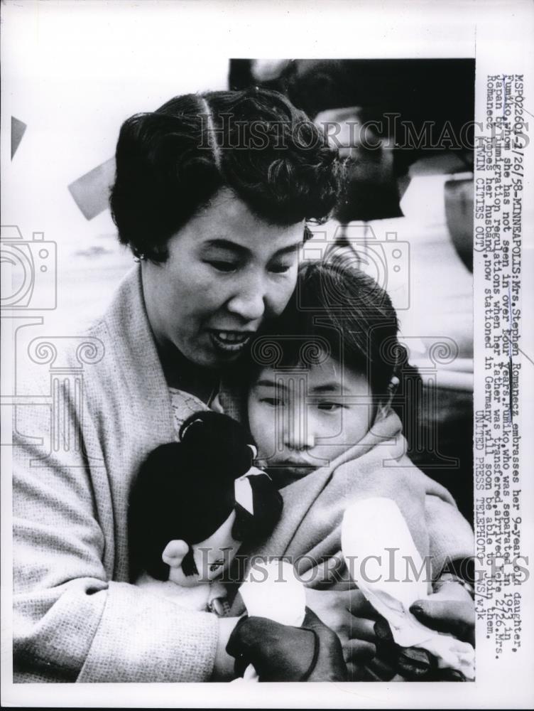 1958 Press Photo Mrs Stephen Romanecz Sees Daughter War Separation - Historic Images