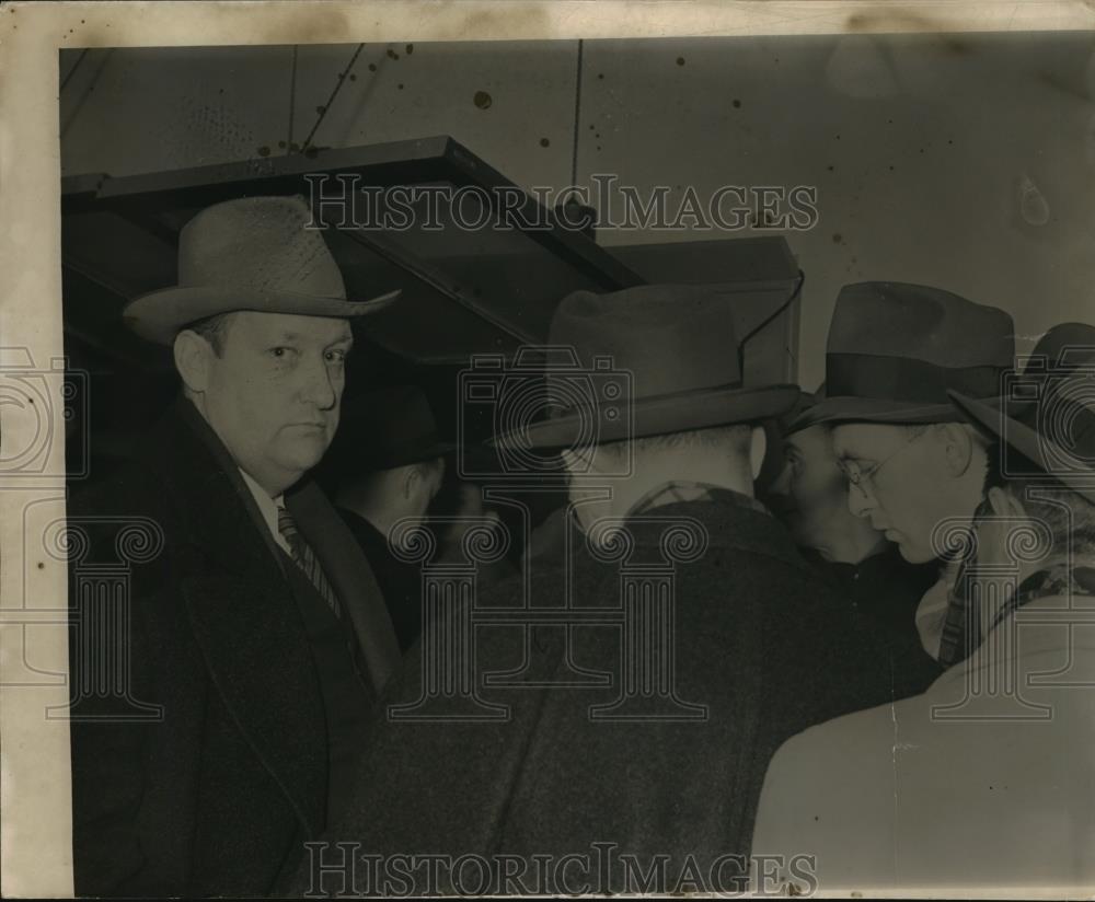 1941 Press Photo John V Rifle &amp; Reporters - nec44282 - Historic Images