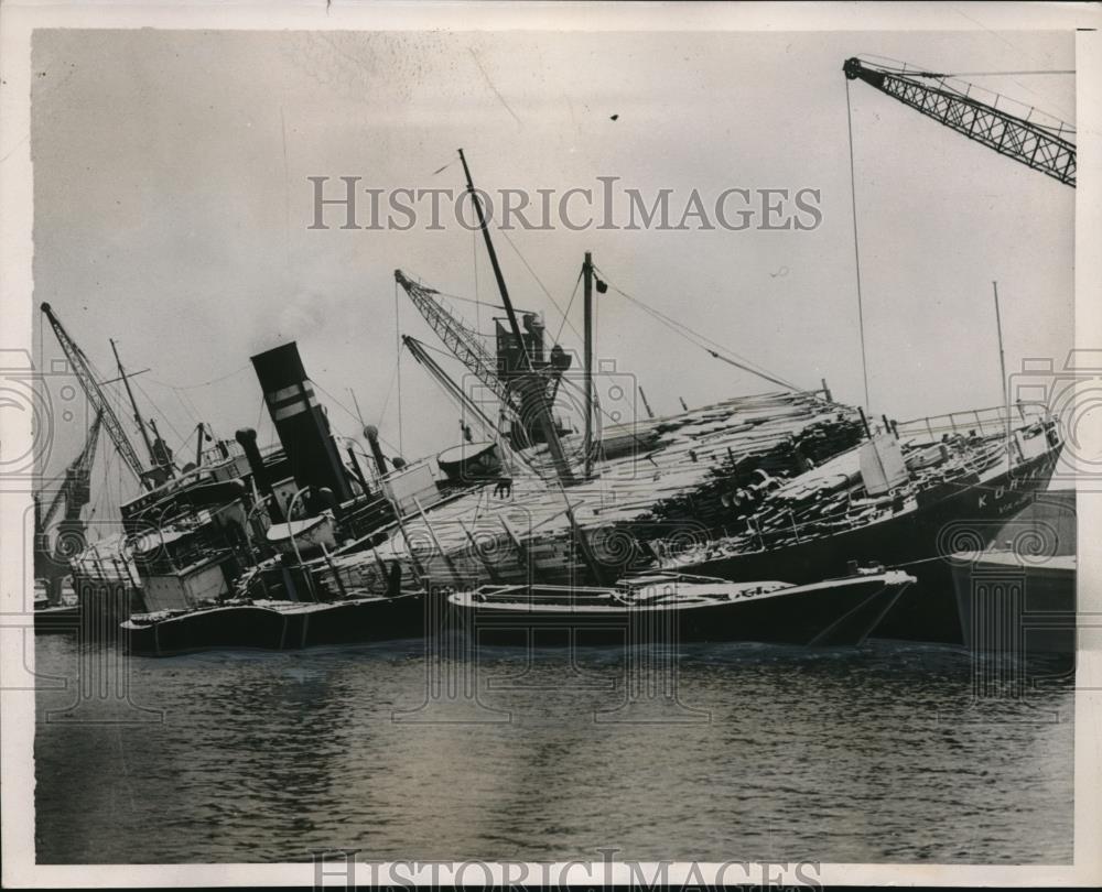 1939 Press Photo Finnish Steamer Kurikka Tipping Due to Weight - nec43912 - Historic Images