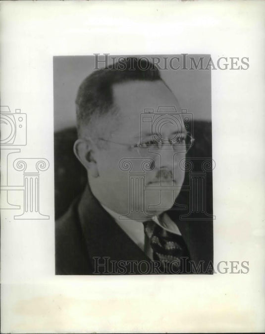 1941 Press Photo Lt Cmdr C. Raymond Wells, USNR for Selective Service system - Historic Images