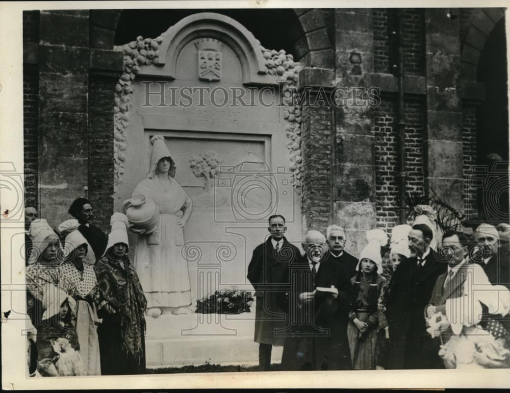 Press Photo French Senator M Dentu Unveils Monument To Lady Harel - nec42781 - Historic Images