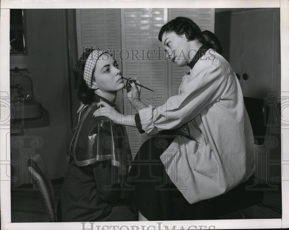 1953 Press Photo Cosmetologist Applies Makeup To Model&#39;s Face With Brush - Historic Images