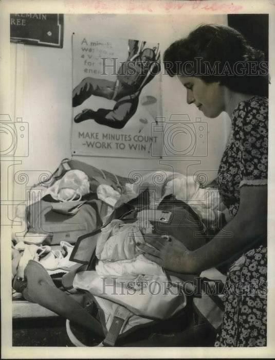 1942 Press Photo Making minutes count for Uncle sam's chutists - nec49114 - Historic Images