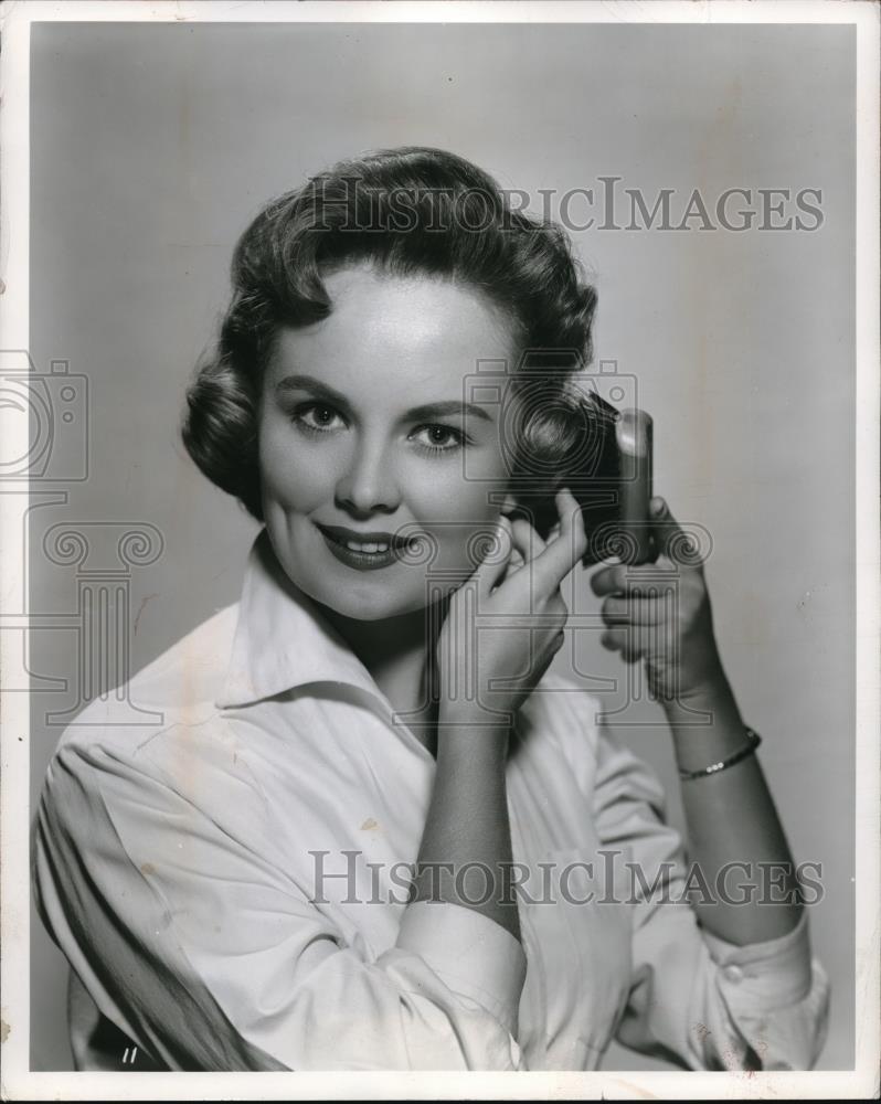 1958 Press Photo A woman using a new style of hairbrush for curls - Historic Images