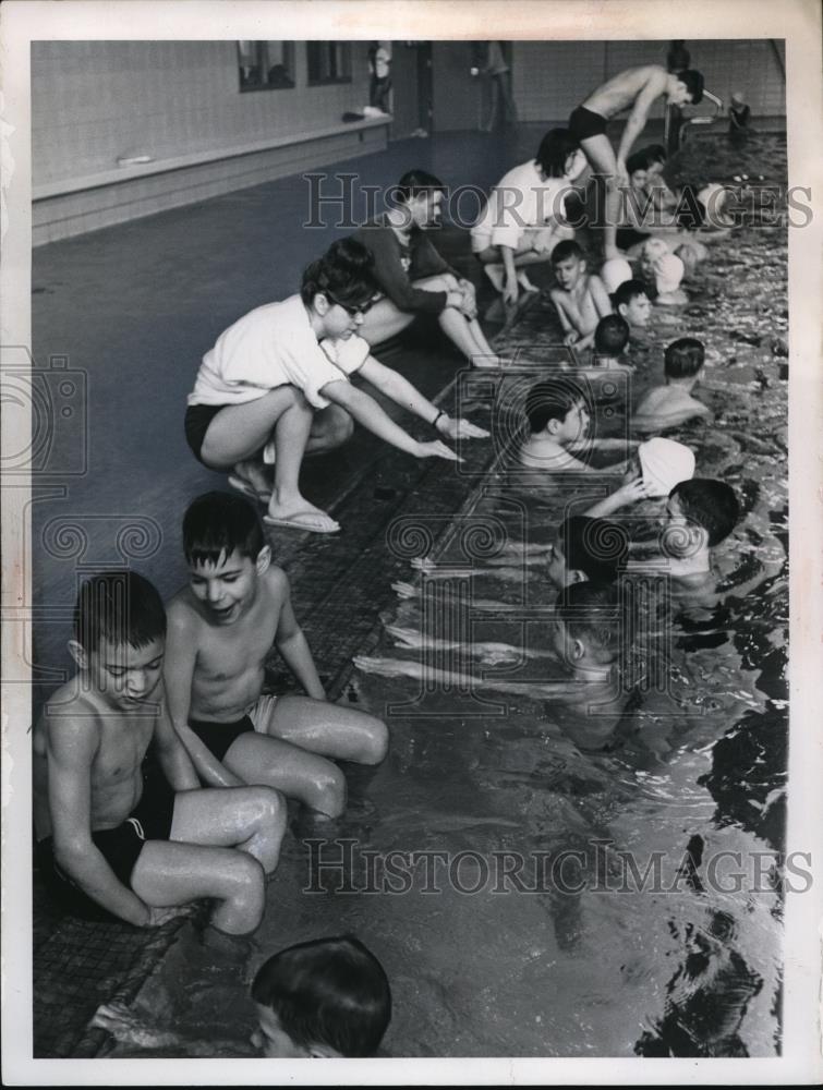 1965 Press Photo Cleveland Hgts, Ohio children at swim lessons in a pool - Historic Images
