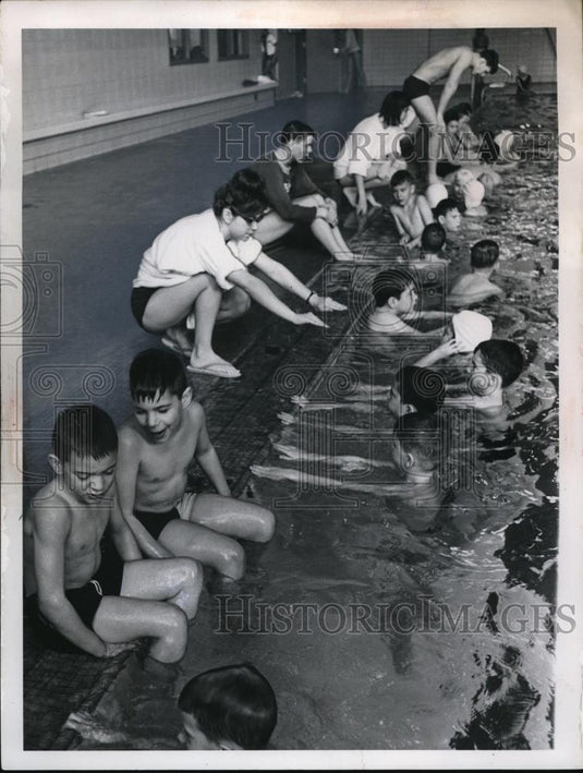 1965 Press Photo Cleveland Hgts, Ohio children at swim lessons in a pool - Historic Images
