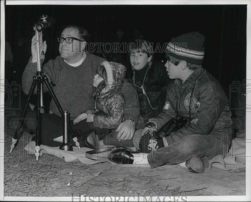 1966 Press Photo New Yorkers Gather in Central Park to View Leonid Meteor - Historic Images