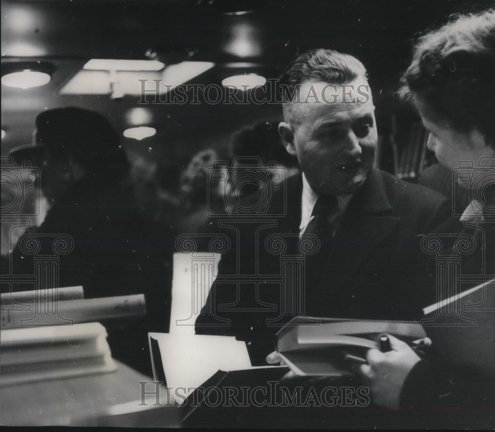 1952 Press Photo Plankstadt Germany Mayor Georg Baust Looks At Bookmobile - Historic Images