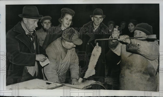 1949 Press Photo English stand in their line for the Sunday market in Helsinki - Historic Images