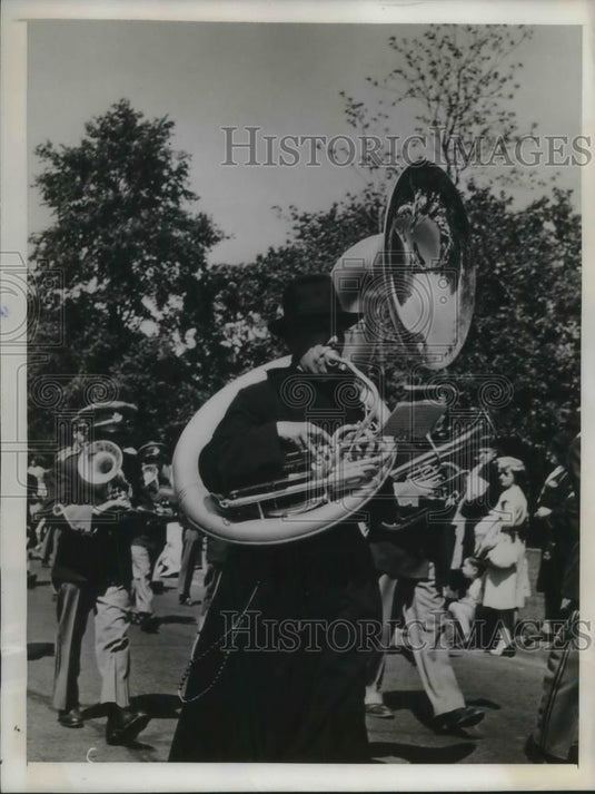 1947 Press Photo Ottawa, Canada Sax horn in SAcred Heart band played by priest - Historic Images