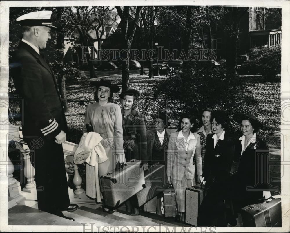 1942 Press Photo Madison, Wis. Cmdr Chas Greene &amp; WAVES for training, L Capps - Historic Images