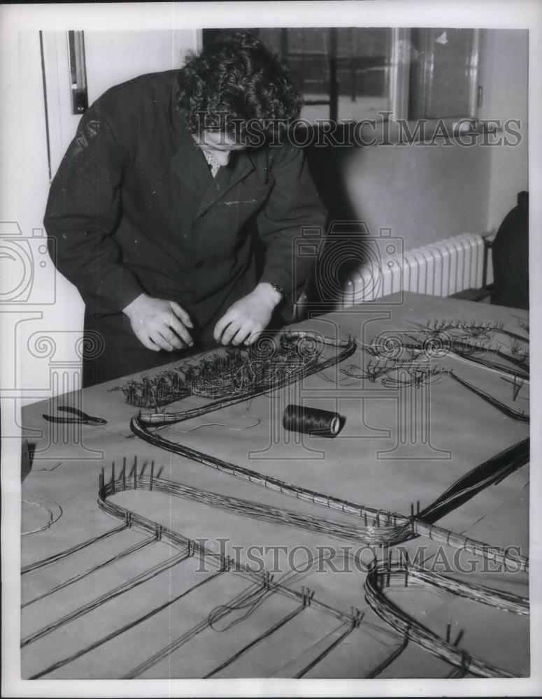 1954 Press Photo German Technician Works on Wiring for Berlin Telephone System - Historic Images