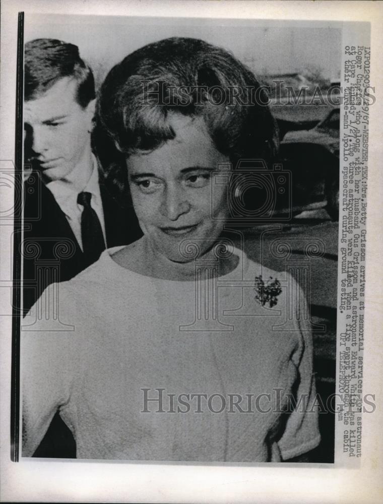 1967 Press Photo Mrs. Betty Grisson arrives at memorial services. - Historic Images