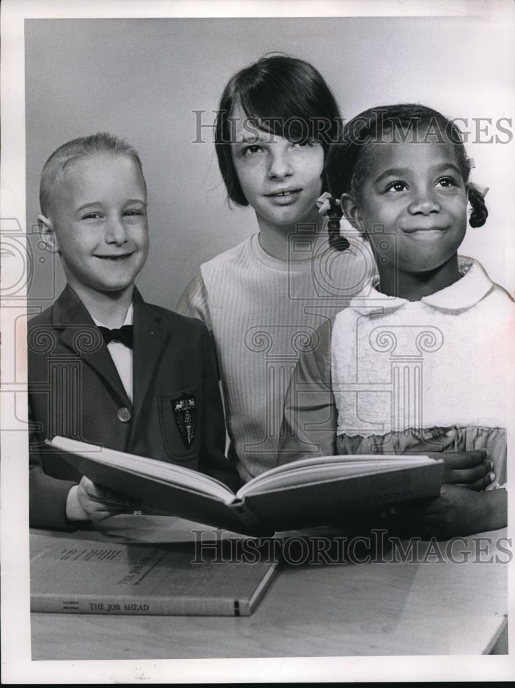 1966 Press Photo Alexander Sonich, Marcia May, and Robin Elayne Allmond - Historic Images