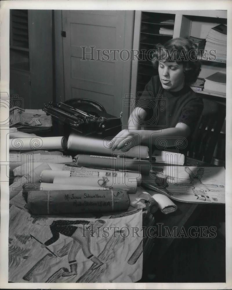 1948 Press Photo Delores Erickson opening sketches submitted to Mr. Schwalbach - Historic Images