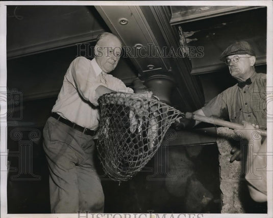 1937 Press Photo Dr. Robert Van Dusen & Charles Packer with electric eel - Historic Images