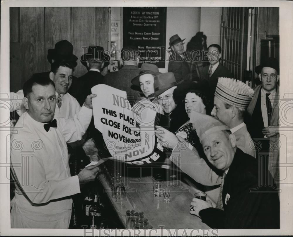 1944 Press Photo Omaha, Neb Bar keep Harry Hale as gov. votes for Dry ban - Historic Images