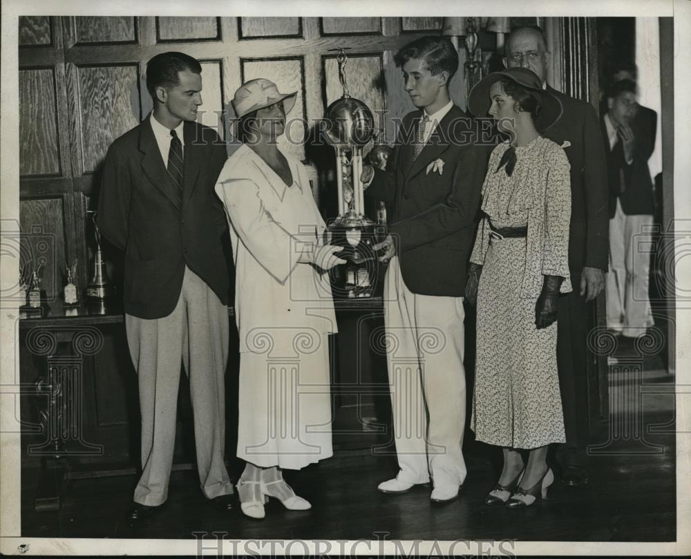 1933 Press Photo Mrs William Moffett presents trophy to Maxwell Bassett - Historic Images