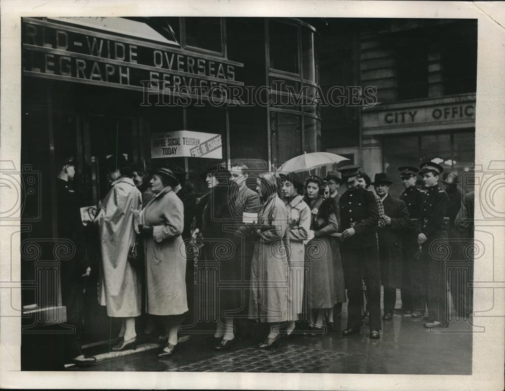 1939 Press Photo London crowd taking advantage of free cable services. - Historic Images