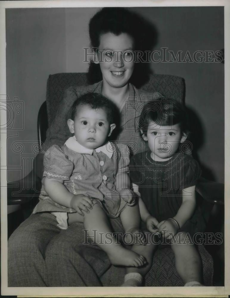 1945 Press Photo A sailor&#39;s family complete Pacific Flight - nec51115 - Historic Images