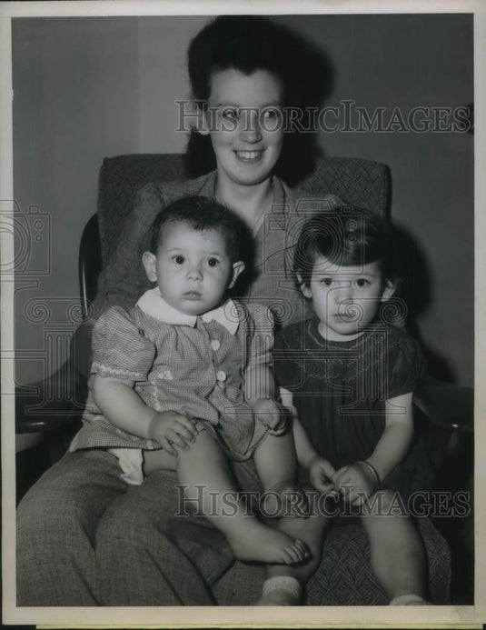 1945 Press Photo A sailor's family complete Pacific Flight - nec51115 - Historic Images