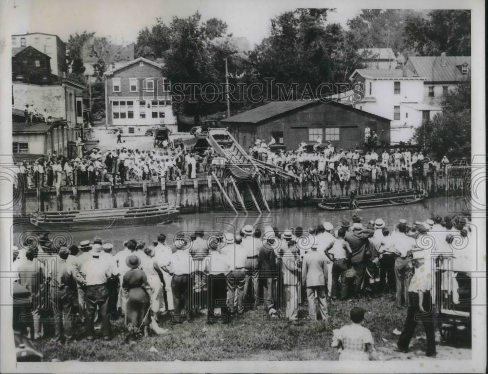 1934 Press Photo Bridgeton Residents Watch US Army Engineer Corps Make Bridge - Historic Images