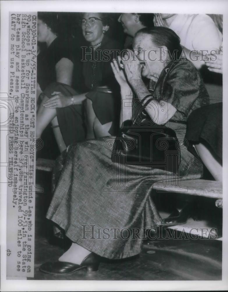 1955 Press Photo Ms Burnie Lea, going 90s watches State HS Basketball Champ'shps - Historic Images