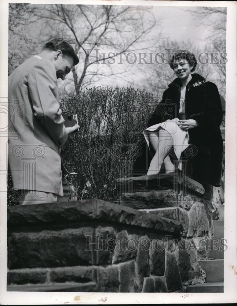 1953 Press Photo Larry Beguits &amp; Jean Selan at Cleveland, Ohio Fine arts gardens - Historic Images