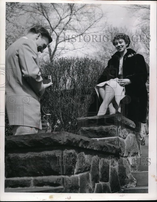1953 Press Photo Larry Beguits & Jean Selan at Cleveland, Ohio Fine arts gardens - Historic Images