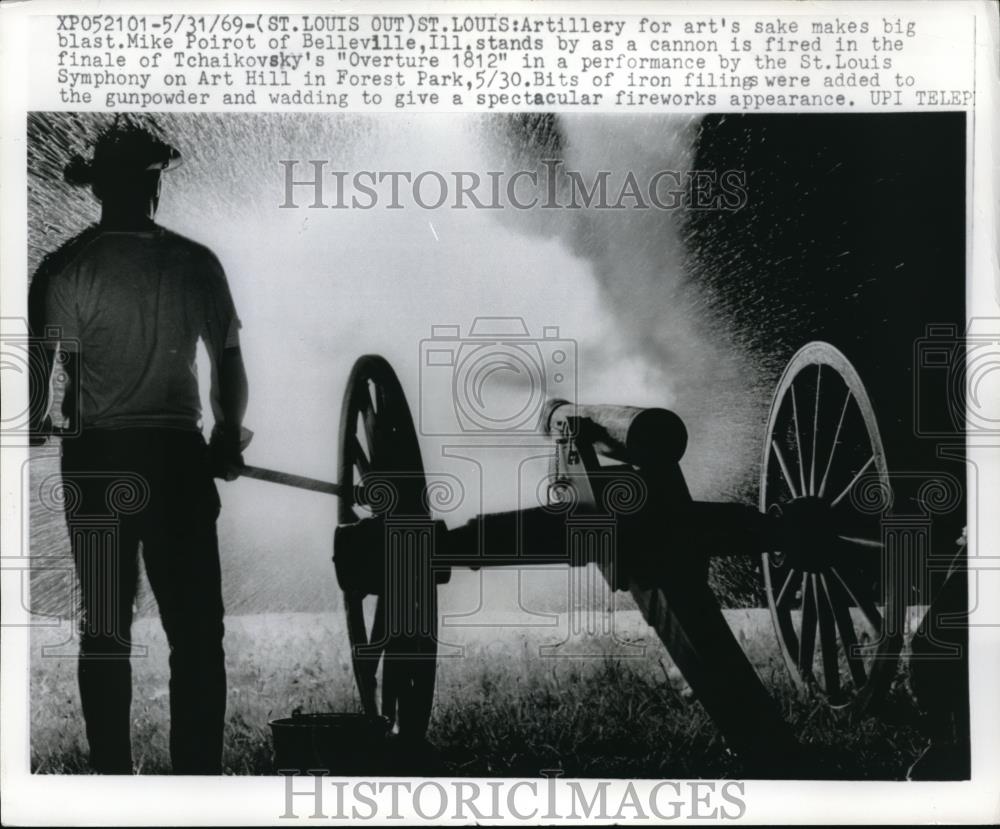 1969 Press Photo Mike Poirot Stands by Cannon While It&#39;s Fired - nec44091 - Historic Images