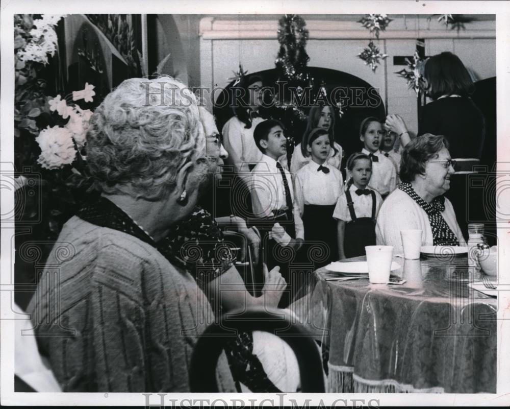 1970 Press Photo Singing boys choir at Alvernia Rest home in Cleveland, Ohio - Historic Images