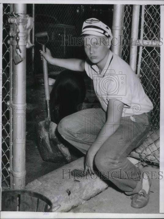 1955 Press Photo Mandall Froedge holding his shovel he use to ward off bear - Historic Images