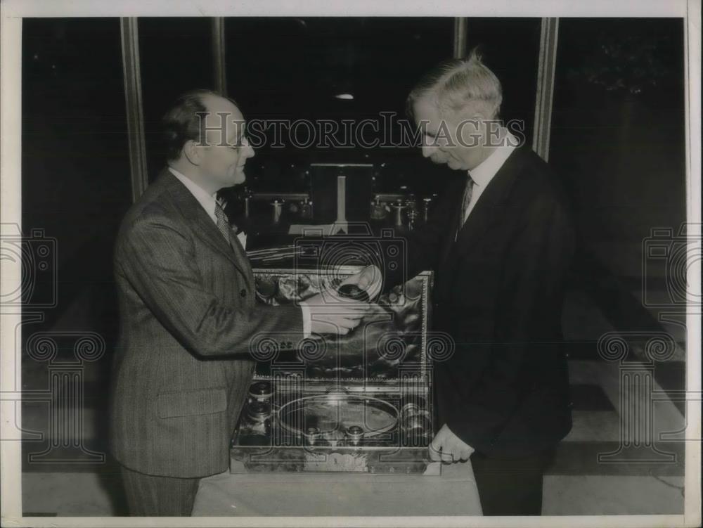 1937 Press Photo Dr Charles Abbott Of The Smithsonian Institute Receives - Historic Images